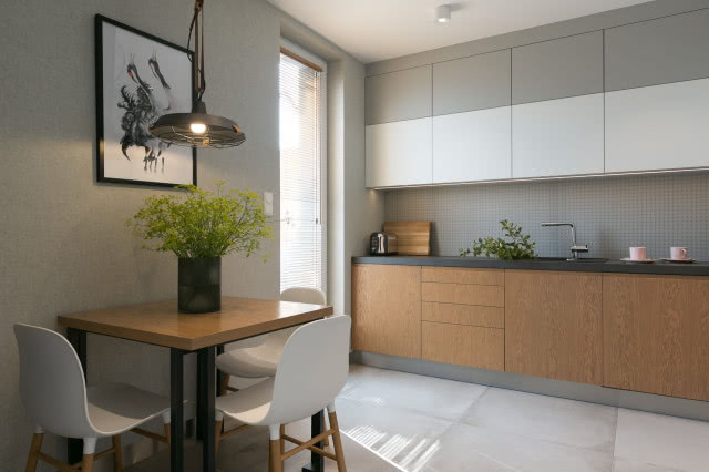 Zdjęcie biało-drewnianej kuchni