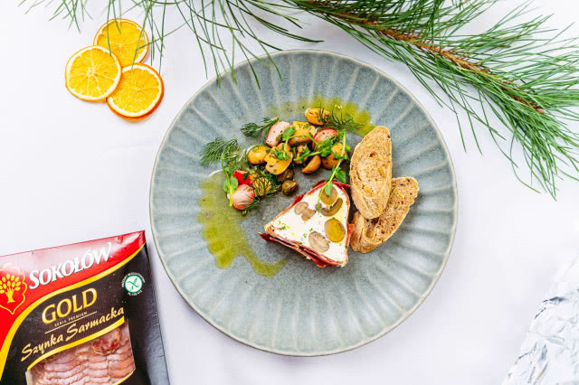 Terrina grzybowa z Szynką sarmacką Sokołów/ pikle/ bagietka własnego wypieku/
 puree buraczane
