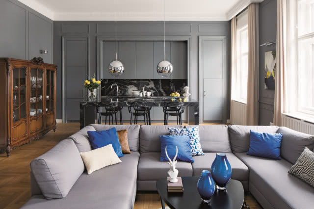 Szary salon z aneksem kuchennym