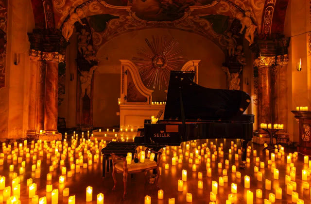 fortepian wśród świec