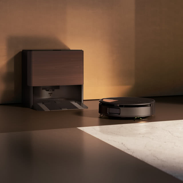 Roomba Combo 705 Black Photo Exploratory Wood Dock Reflection 