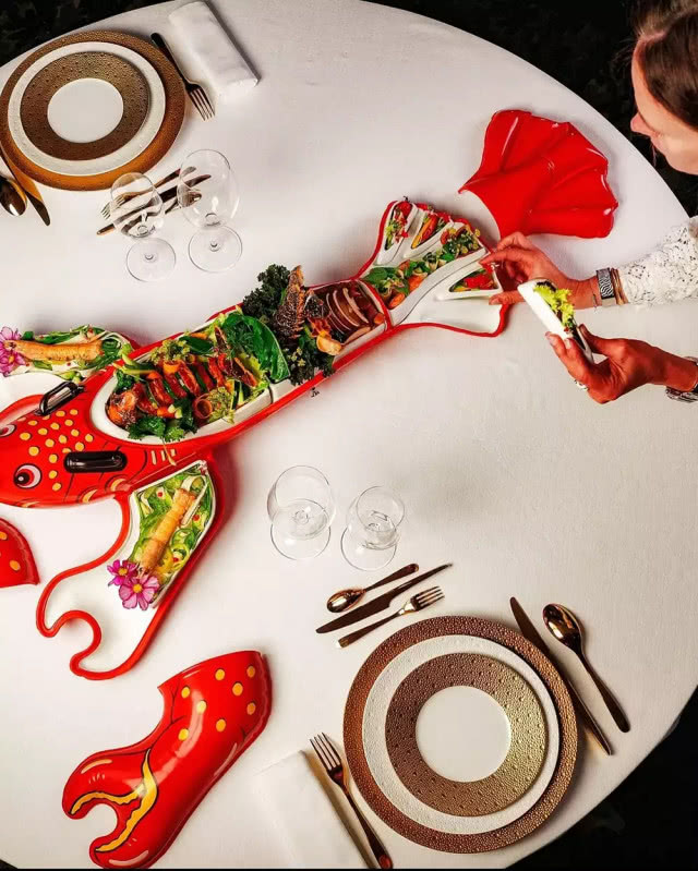 półmiski w kształcie homara na stole