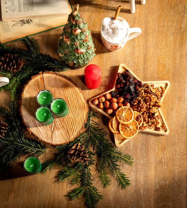 Poczuj magię Świąt! Oto 4 trendy 2025, dzięki którym Twój dom rozbłyśnie radosnym, świątecznym szczęściem