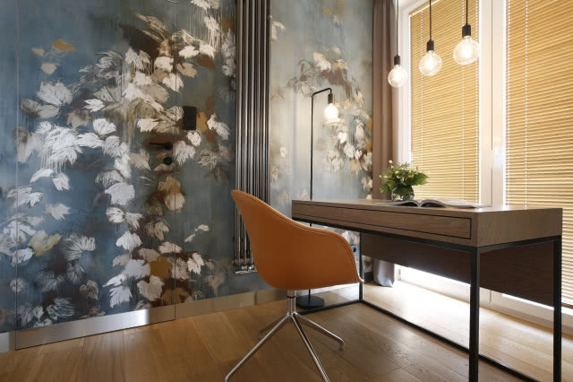 Zdjęcie gabinetu z oryginalną tapetą