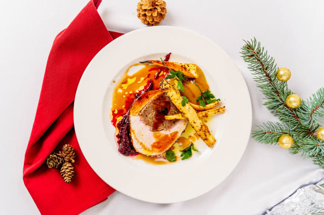 Schab nadziewany kasztanami i posypką ziołową/ karmelizowane jabłka z pietruszką, miodem i makiem