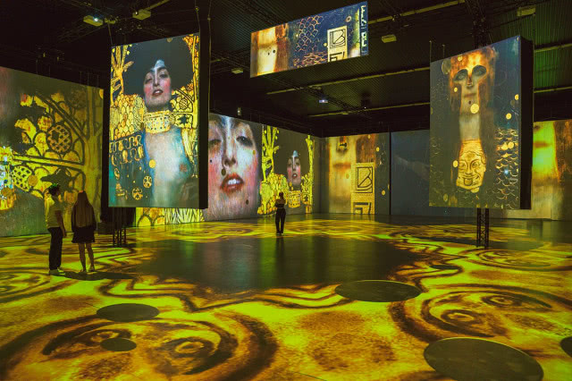 człowiek wśród obrazów