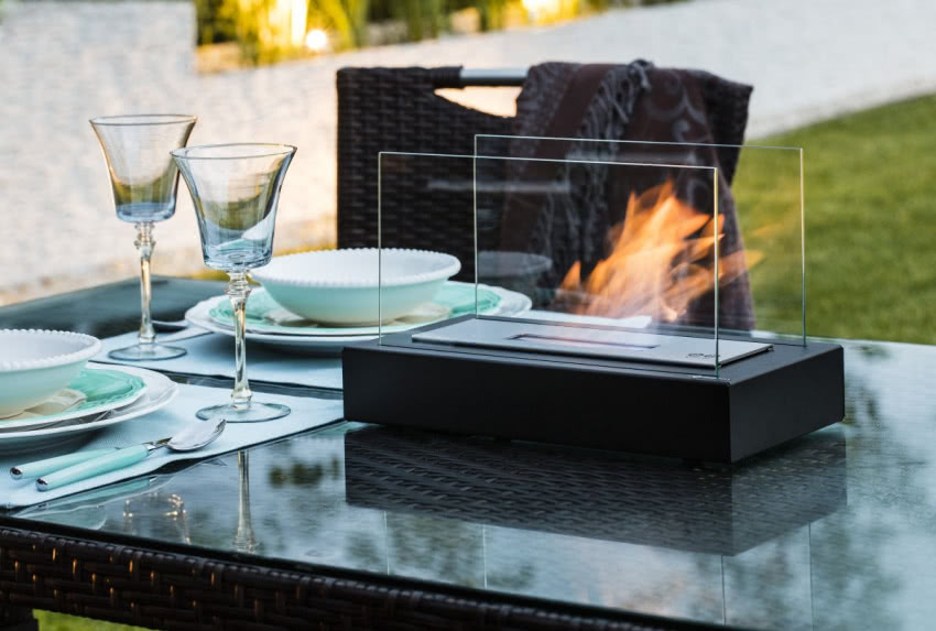 Biokominek Galina na ogrodowym stole