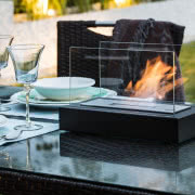 Minimalistyczna forma wolno stojącego biokominka...