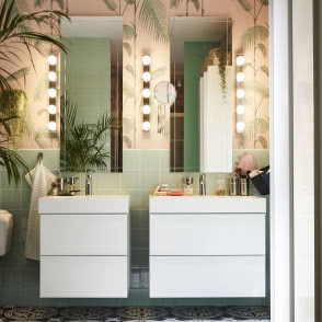 Łazienka z egzotyczną tapetą