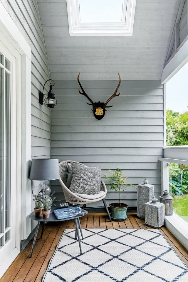 przytulny balkon w drewnie
