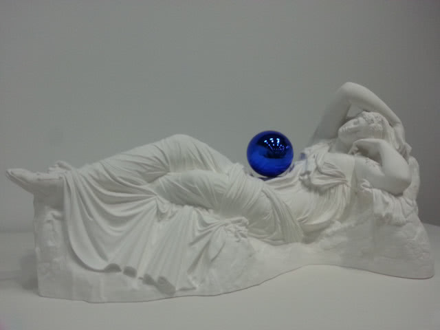 klasyczna rzeźba z niebieską kulą