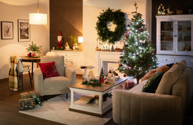 Poczuj magię Świąt! Oto 4 trendy 2025, dzięki którym Twój dom rozbłyśnie radosnym, świątecznym szczęściem