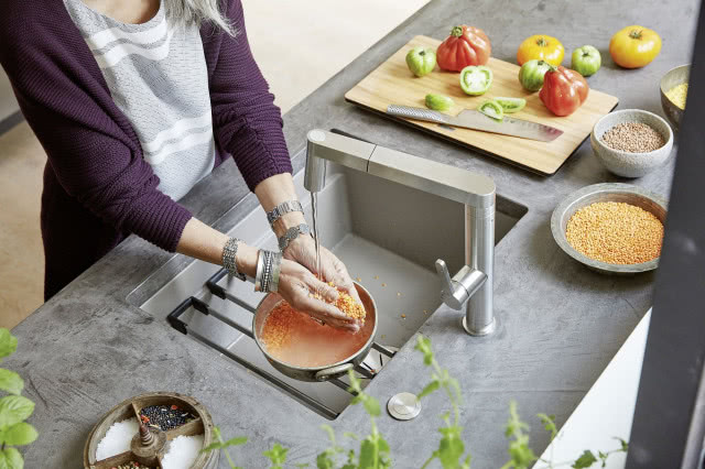 szara bateria kuchenna, szary zlew, ociekacz, szary blat kuchenny