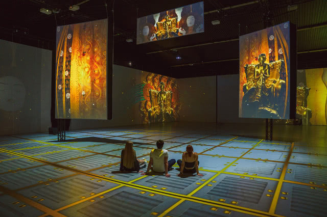 siędzące dziewczyny na tle obrazu