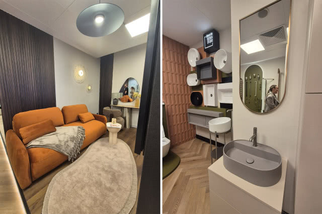 Showroom wnętrzarski z aranżacją salonu z pomarańczową sofą oraz ekspozycją umywalek, luster i armatury łazienkowej.