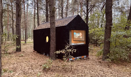 W środku lasu powstało mikrokino dla dwojga! Można je wynająć na wyłączność!