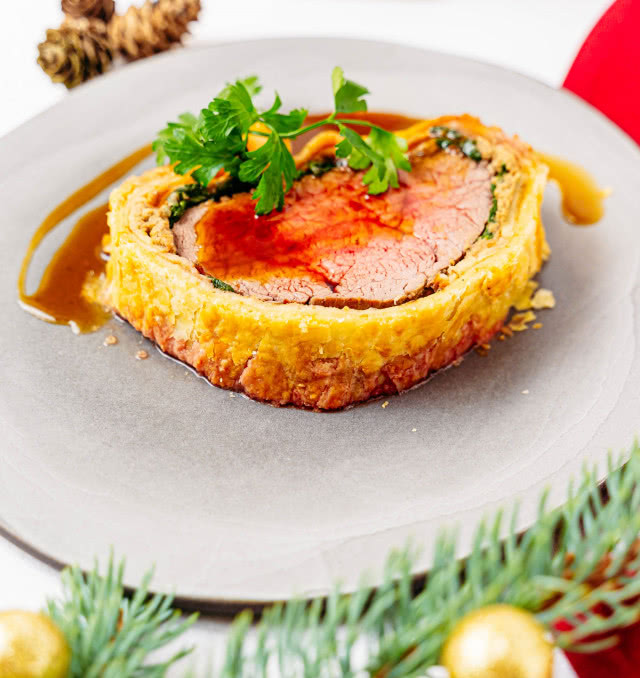 Polędwica Wellington. Polędwica wołowa zapiekana w cieście 