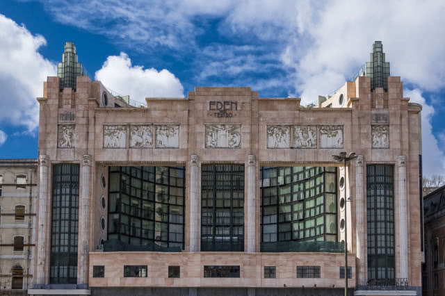 monumentalny budynek teatru, kwadratowy z betonu