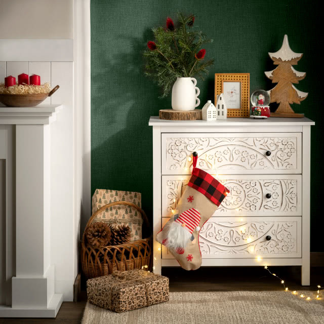 Poczuj magię Świąt! Oto 4 trendy 2025, dzięki którym Twój dom rozbłyśnie radosnym, świątecznym szczęściem