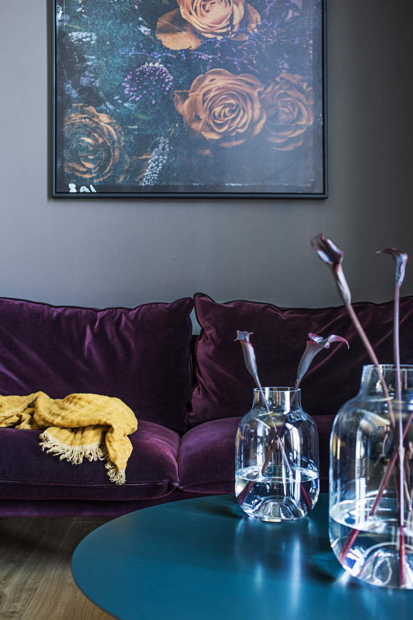 Sofy obite w welwetowe tkaniny nadają wnętrzu...