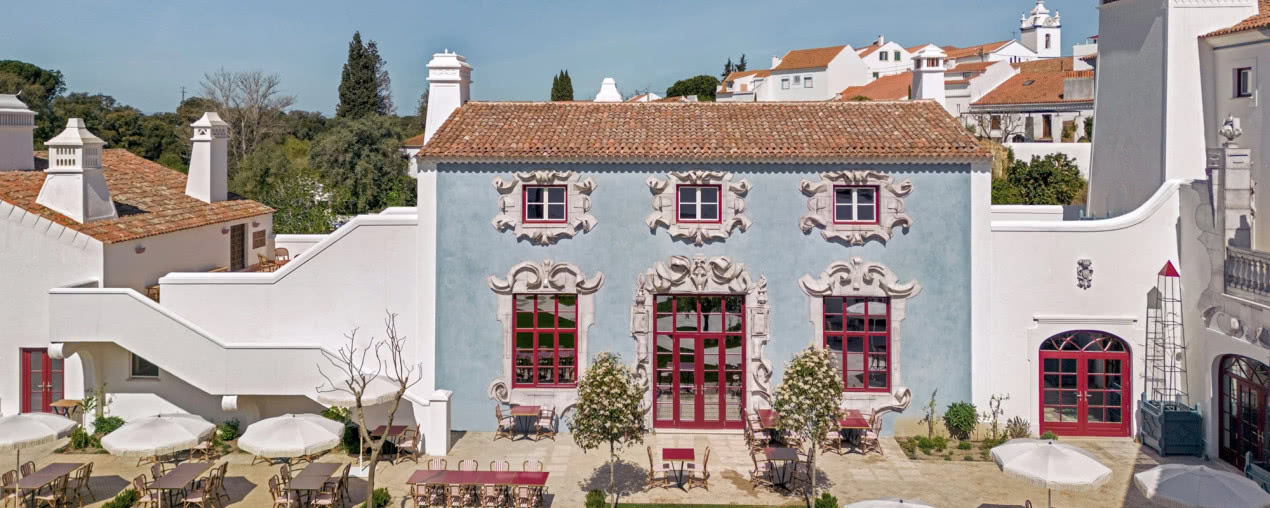 Ten hotel stworzył Christian Louboutin! Przewija się oczywiście jego ulubiony kolor!