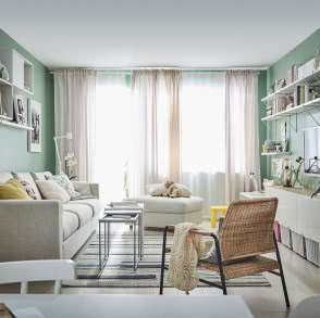 Salon z miętowymi ścianami