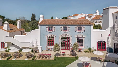 Ten hotel stworzył Christian Louboutin! Przewija się oczywiście jego ulubiony kolor!