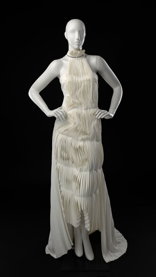 manekin w białej długiej sukni