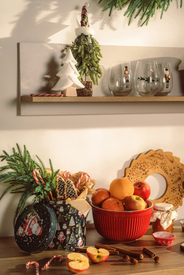 Poczuj magię Świąt! Oto 4 trendy 2025, dzięki którym Twój dom rozbłyśnie radosnym, świątecznym szczęściem