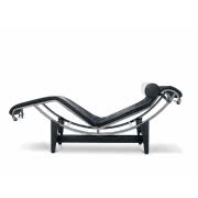 Płynna linia i piękne drewno tworzą szezląg...