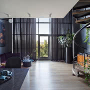 Miedziane i złote detale połączone z bielą i...