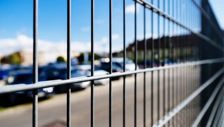 Ogrodzenie panelowe - z podmurówką czy bez?