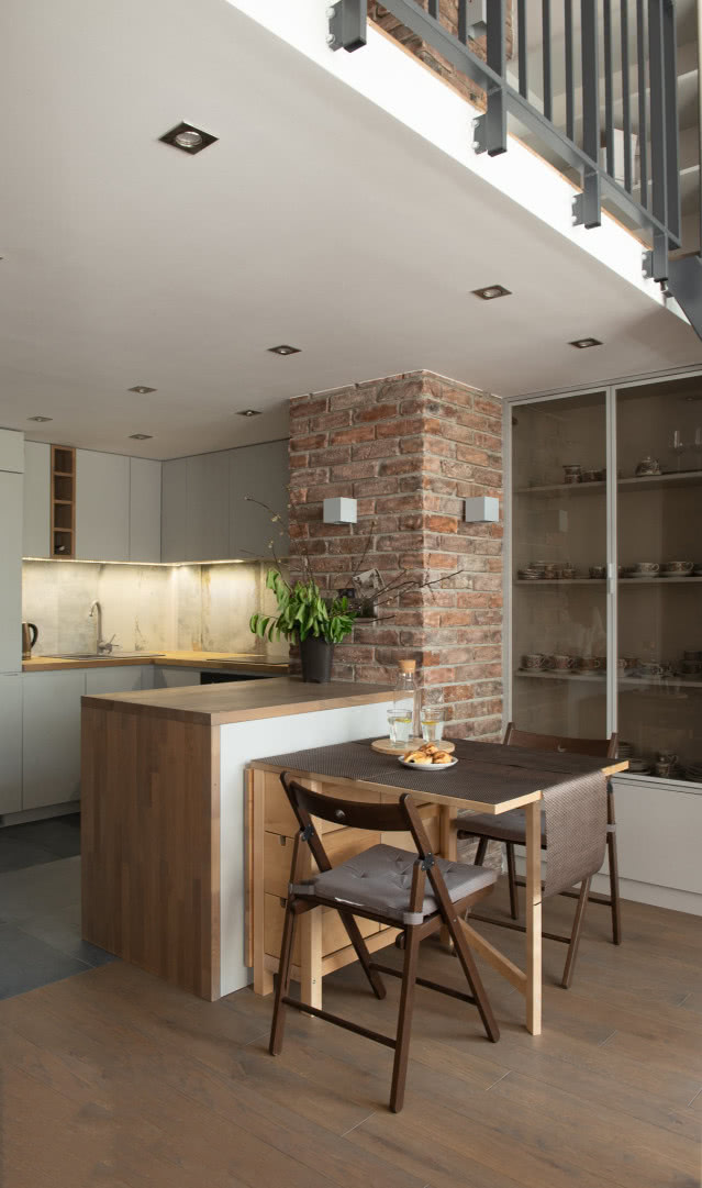 Industrialna kuchnia z cegłą na ścianie
