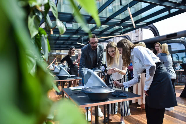 Dziennikarze Czasu na Wnętrze poznający możliwości techniczne urządzenia.
