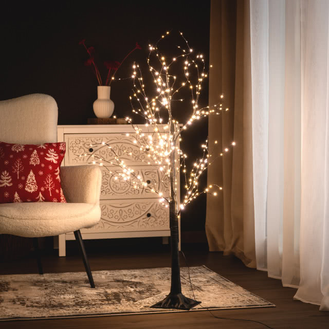 Poczuj magię Świąt! Oto 4 trendy 2025, dzięki którym Twój dom rozbłyśnie radosnym, świątecznym szczęściem