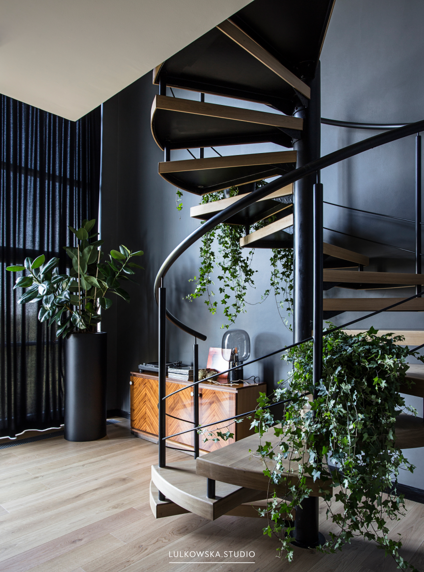 Kręcone schody pozwalają na zachowanie...