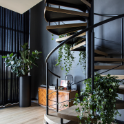 Miedziane i złote detale połączone z bielą i...