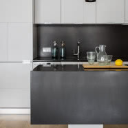 Oszczędność form i kolorów - mieszkanie w centrum Warszawy