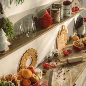 Poczuj magię Świąt! Oto 4 trendy 2025, dzięki którym Twój dom rozbłyśnie radosnym, świątecznym szczęściem