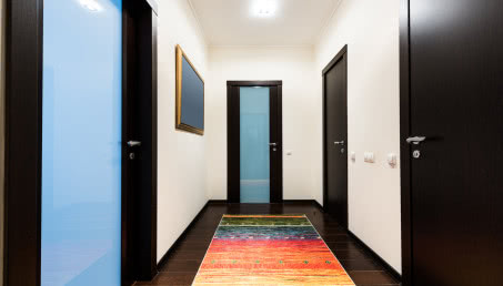 Jak rozjaśnić wąski korytarz? Triki wnętrzarskie