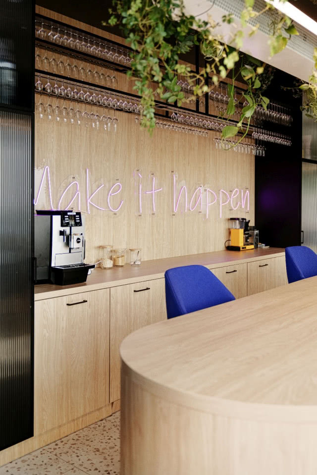 neon na ścianie w biurze