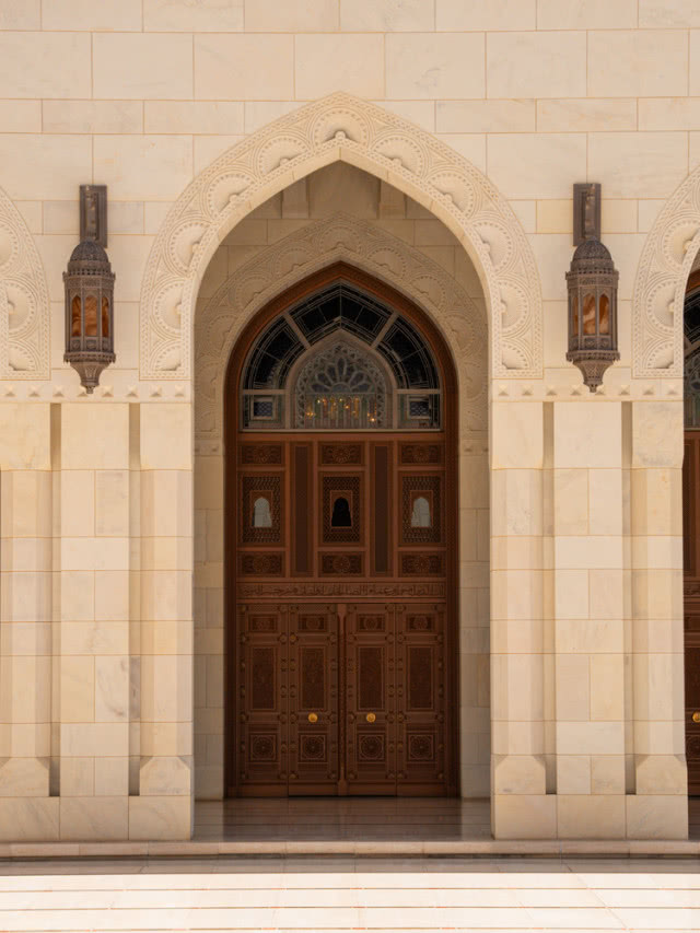 wejście do pawilonu pod łukiem arabskim