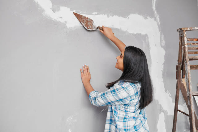 naprawa rysy na ścianie
