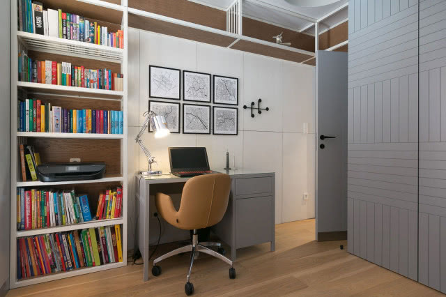 Zdjęcie biurka otoczonego książkami