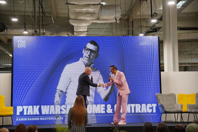 Karim Rashid dziękuje przedstawicielowi targów
