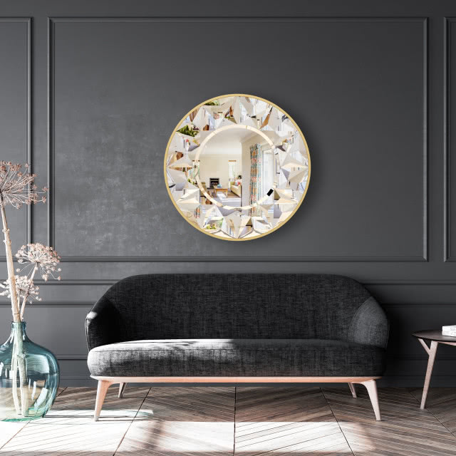 kryształowe lustro nad sofą