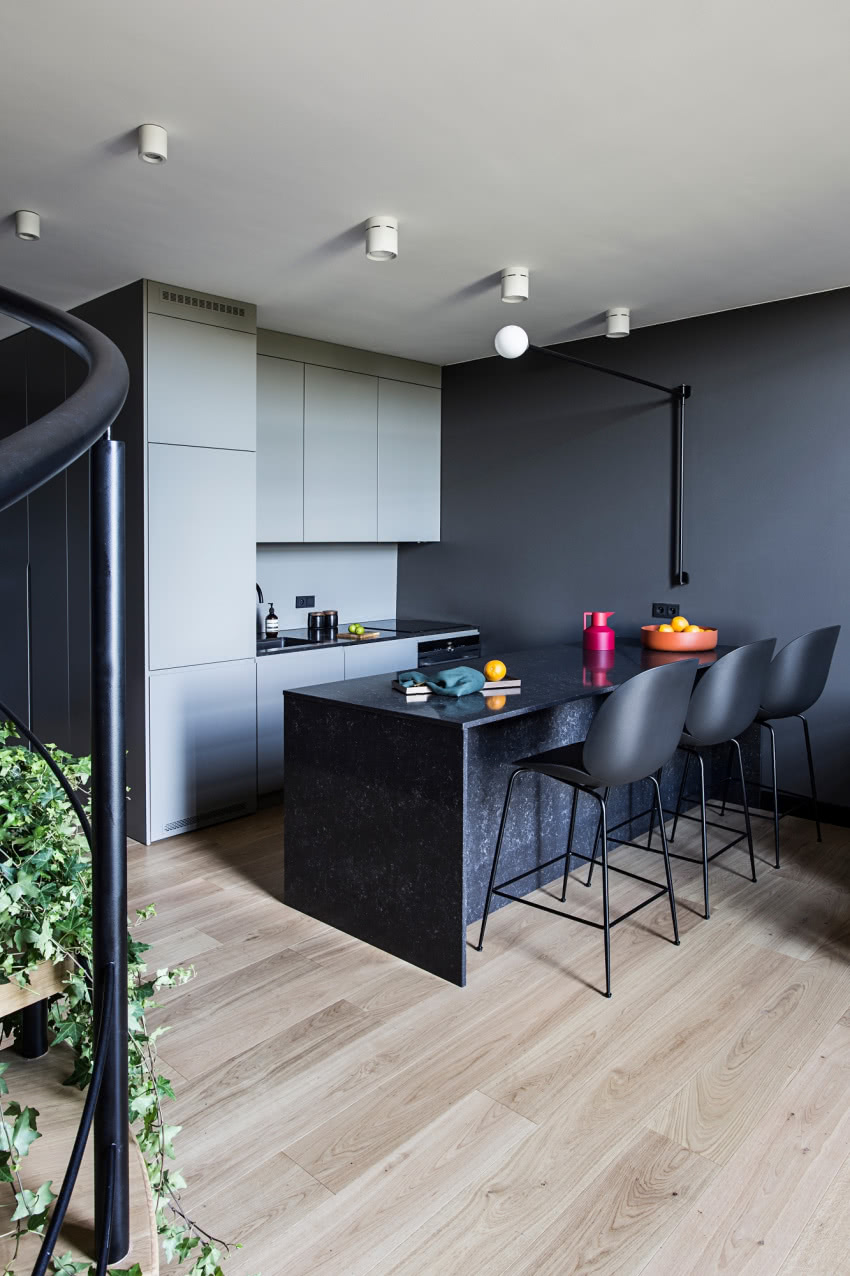 Receptą na udane wnętrze w ciemnych barwach jest...