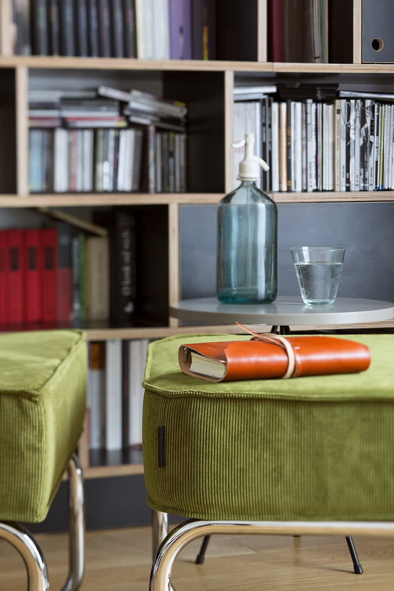 Bogaty księgozbiór znalazł miejsce na regale ze...