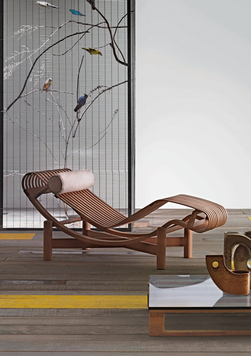 Płynna linia i piękne drewno tworzą szezląg...