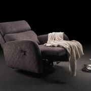 Fotel Riva z rozsuwanym podnóżkiem można...